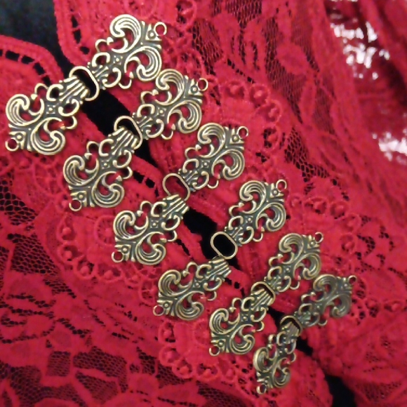 Chic Red Lace Chemise - Picture 5 of 7